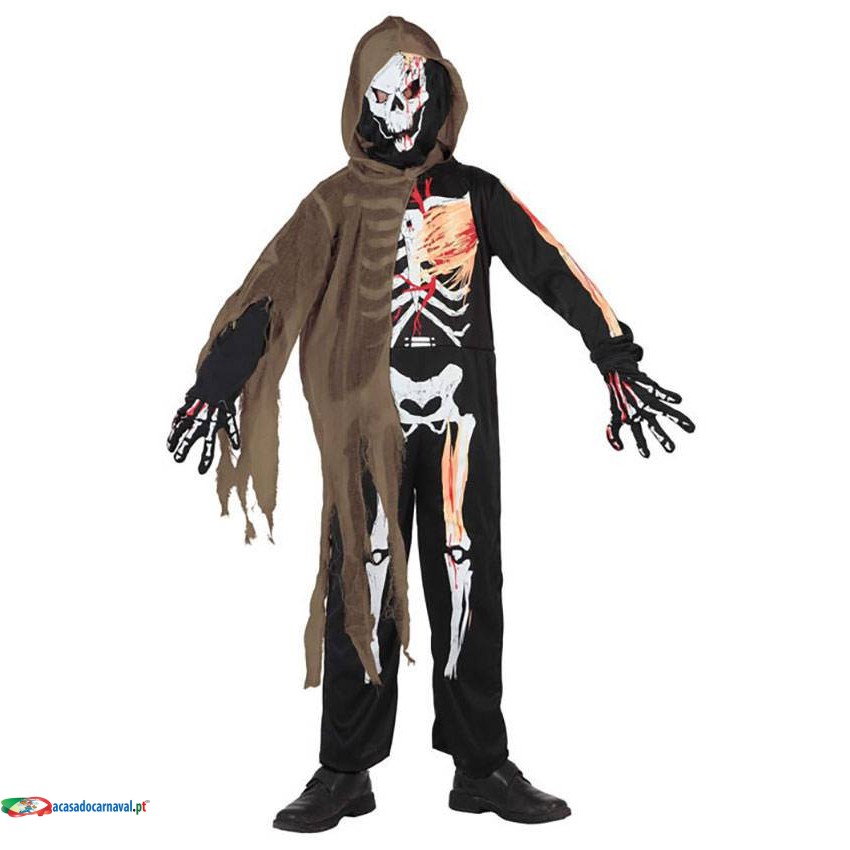 Menino com fantasia de esqueleto no carnaval de halloween em um